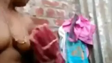 Desi village bhabi show her hot boobs