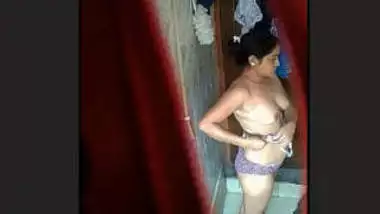 Xxxvdohind - Desi Girl Hidden Cam Bath 2 Clips Part 2 indian sex video