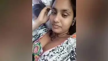 Desi Girl Clevage Show While Chatting indian sex video