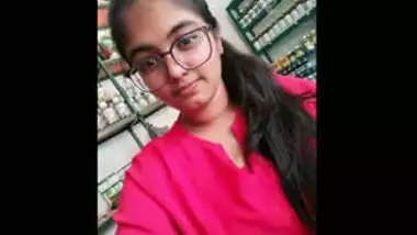 Big Booby Super Cute Sri Lankan Girl with Specs Leaked Videos Part 1