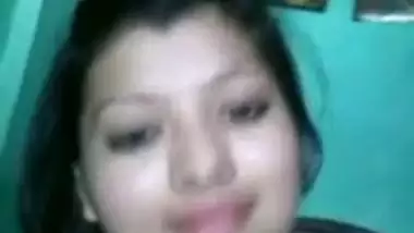 Punjabi bhabhi Neelam showing deep cleavage