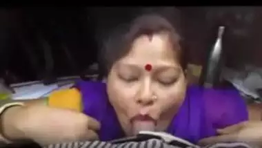 Desi maid aunty secret blowjob to office boss