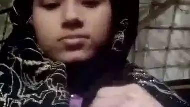 Muslim Desi wife needs XXX watchers to appreciate her shaved pussy