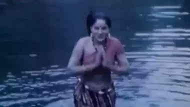 Sexy Hot River Scene Jungle Ki Hasina