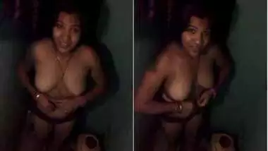Cameraman found Desi girlfriend washing her XXX body in the shower