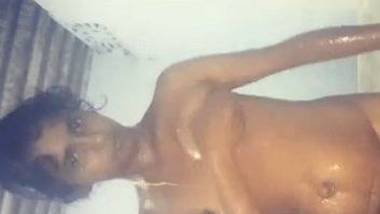 Triple Odia Sex Kavali Jungle Sex - Tamil Lady Maya Bathing Video indian sex video