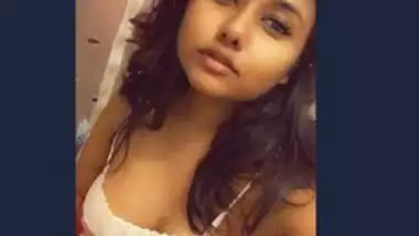 Desi cute girl showing her big boobs and pussy selfie cam video-2