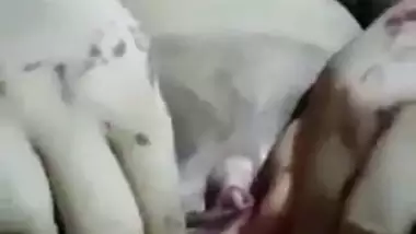 Desi village wife fing her pussy