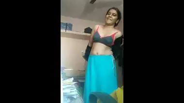 sexy desi bhabhi showing boobin saree