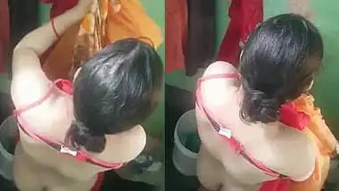 Desi wife’s nude bathing and his devar recording secretly