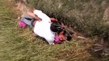 Village bhabi fucking with lover in the field