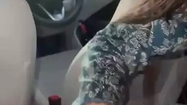 Horny lady’s outdoor blowjob makes her guy cum in the car