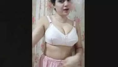 Super Hot Look Desi Girl Strip Her Clips and Showing Her Nude Body new Leaked MMS