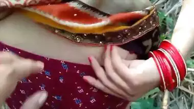 Dehati Bhabhi Went To Take A Piss Outside & Got Fucked