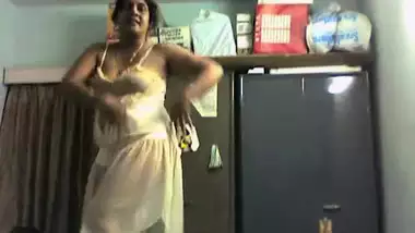Horny mommy aunty seductive dance!!!