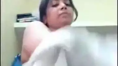 Men's cocks become hard when the Desi girl shows juicy XXX melons