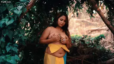Big boobs model Parna photoshoot video – 3