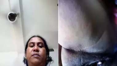 Mature aunty showing her dripping pussy juice