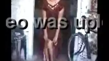 Desi village bhabhi having an outdoor sex