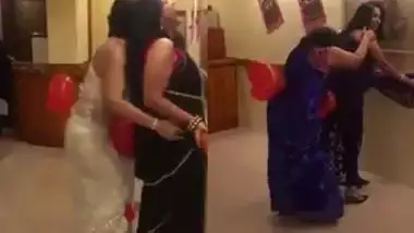 Delhi auntis playng fucking game on holi
